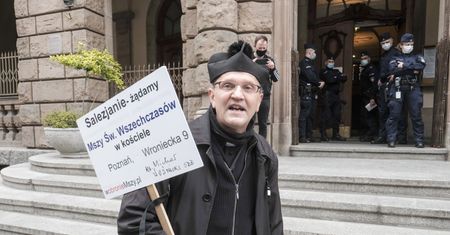 Ksiądz Woźnicki sabotuje śledztwo Kościoła? "Plunąłbym mu w twarz"