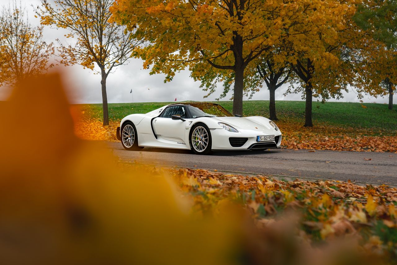 Porsche 918 Spyder vs Porsche 911 Carrera 4 GTS (2025)