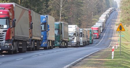 Korek na granicy. Kierowcy czekają dobę na odprawę