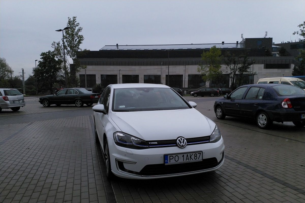 Elektryczny Golf z drugim poziomem autonomiczności