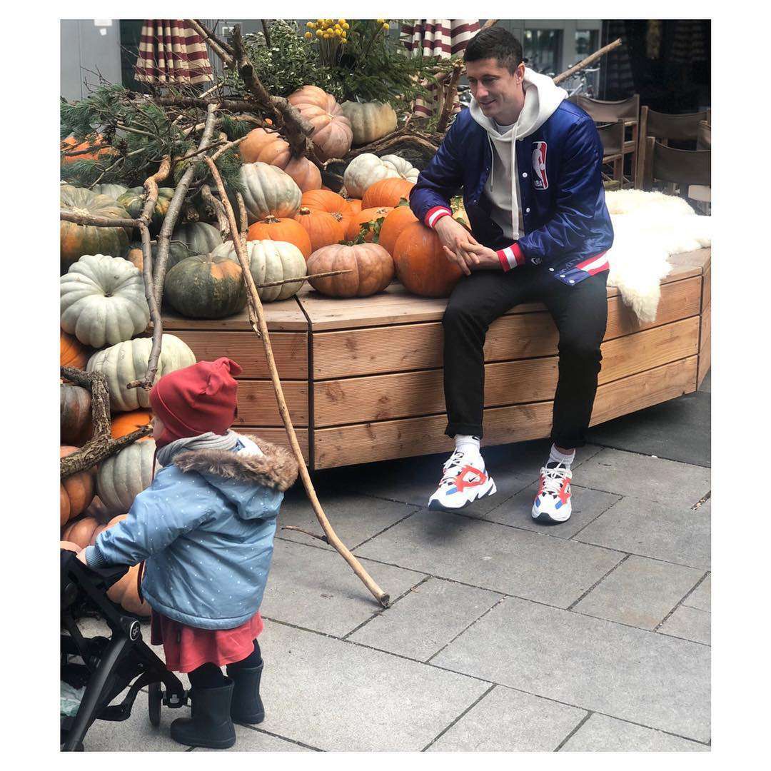Robert Lewandowski z Klara na bazarku warzywnym