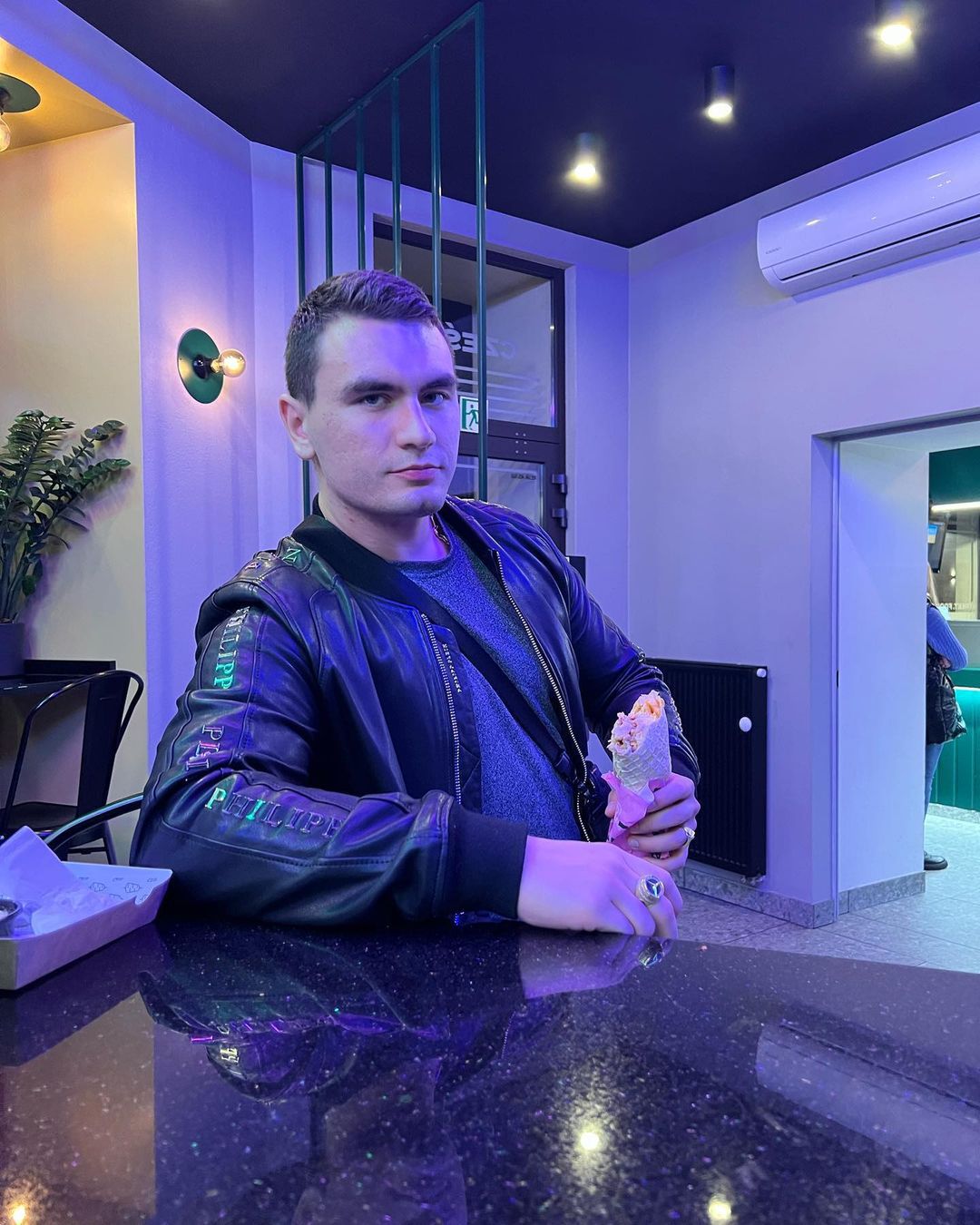 Conan Kaźmierski odstawił się jak król życia
