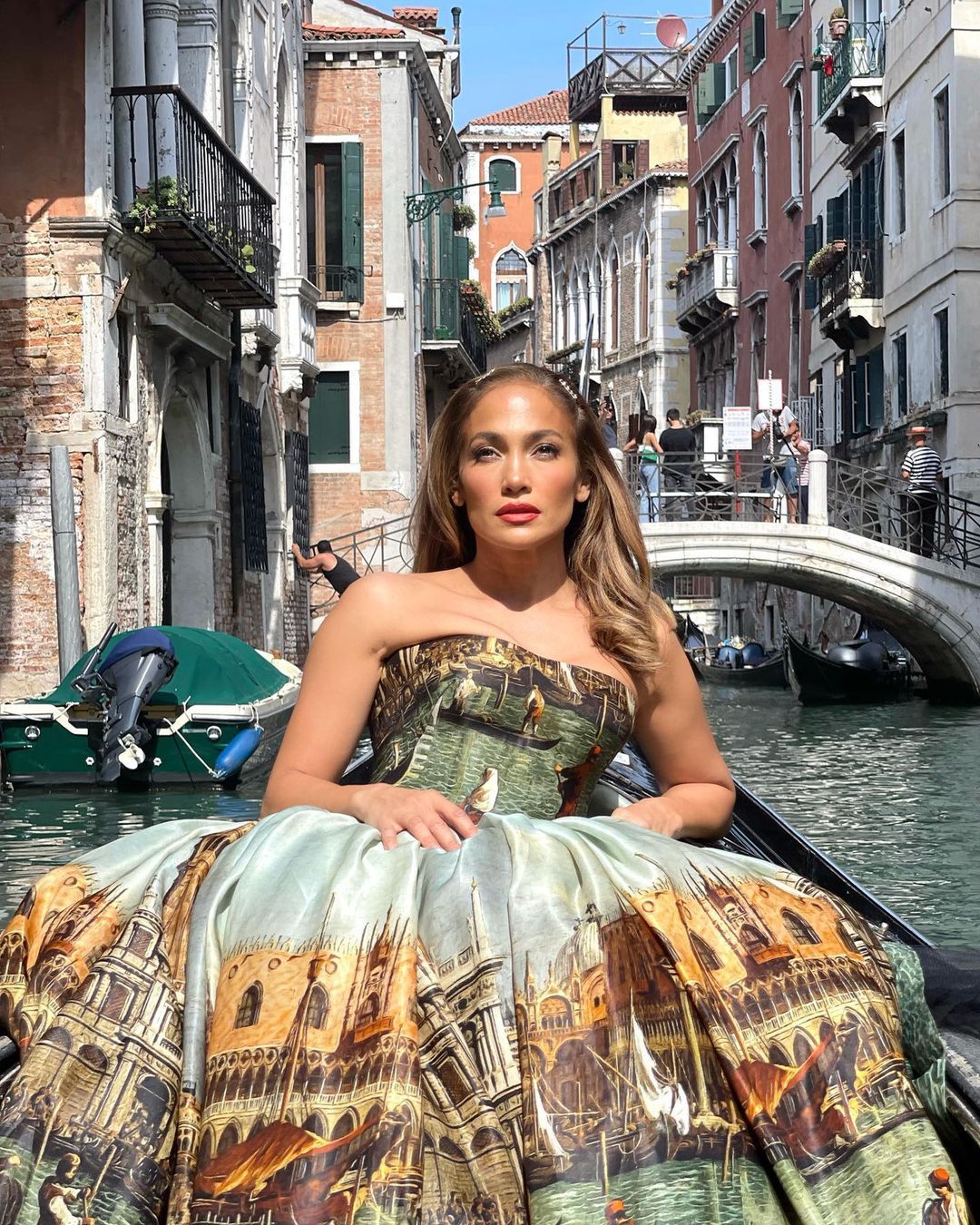 Jennifer Lopez w kreacji Dolce&Gabbana