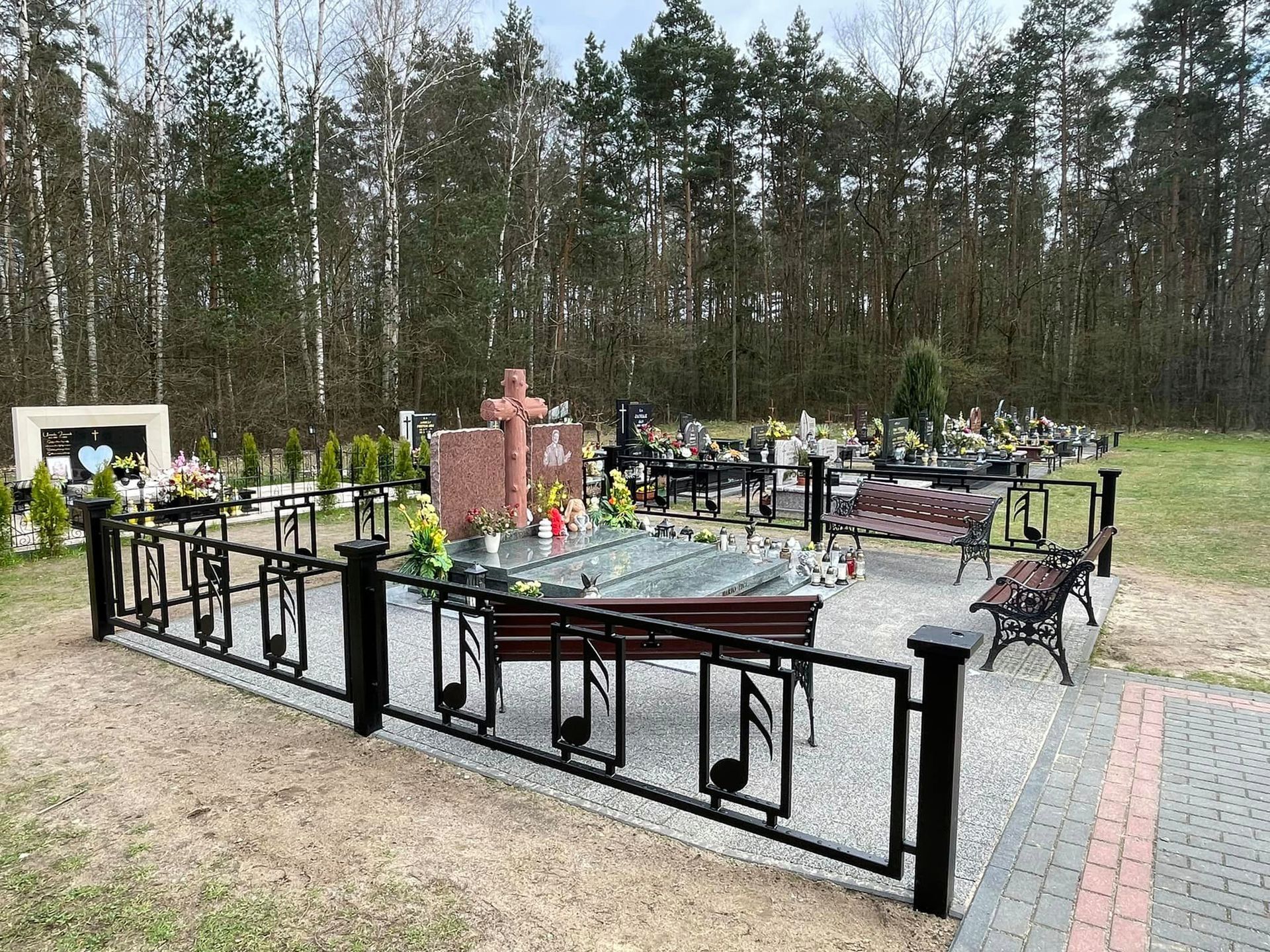 Krzysztof Krawczyk - grób na cmentarzu w Grotnikach fot. Facebook Andrzej Kosmala