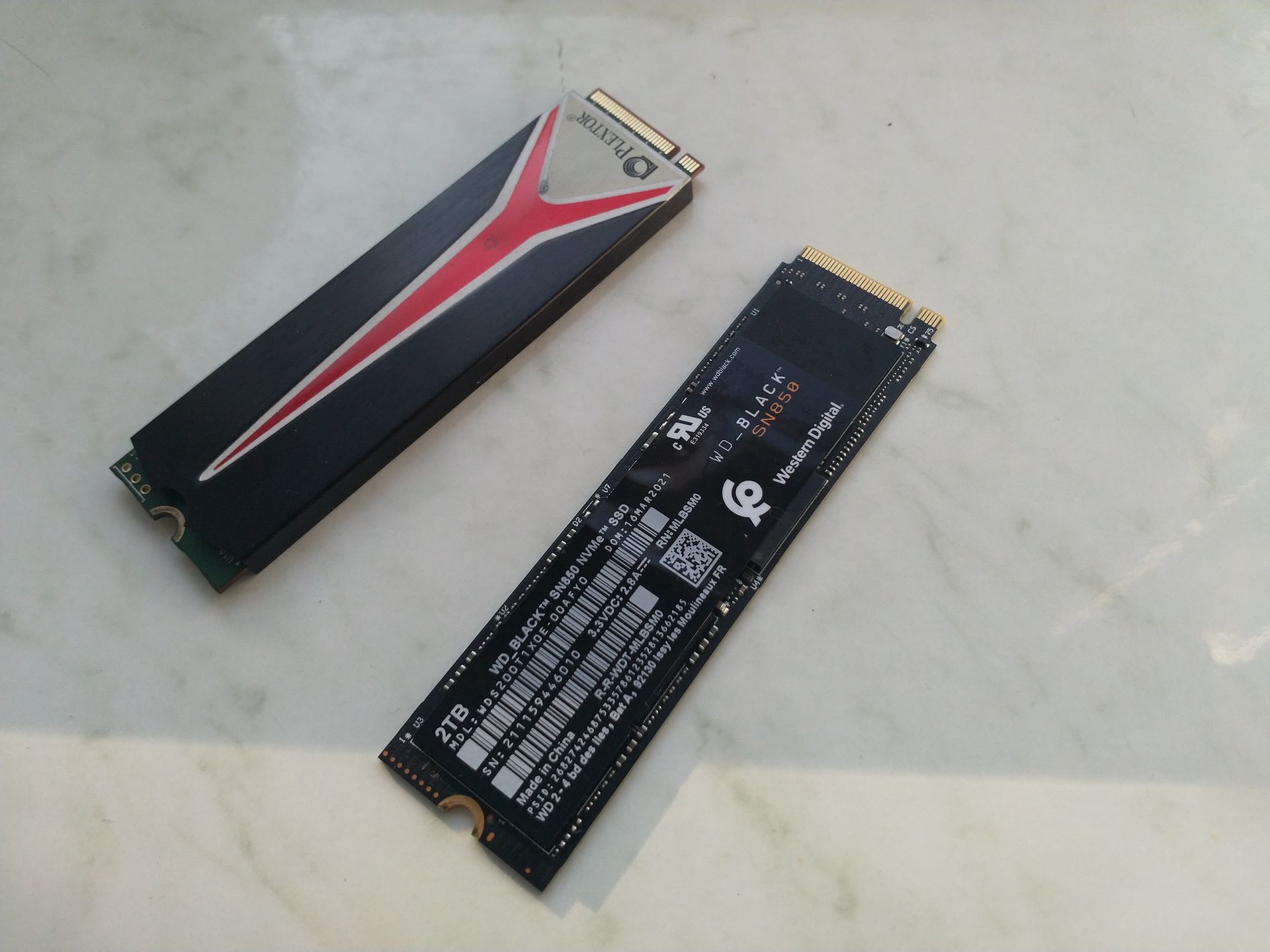 Era dysków PCIe i NVMe. Po lewej Plextor M8PeG, a po prawej WD BLACK SN850 (PCIe 4.0).