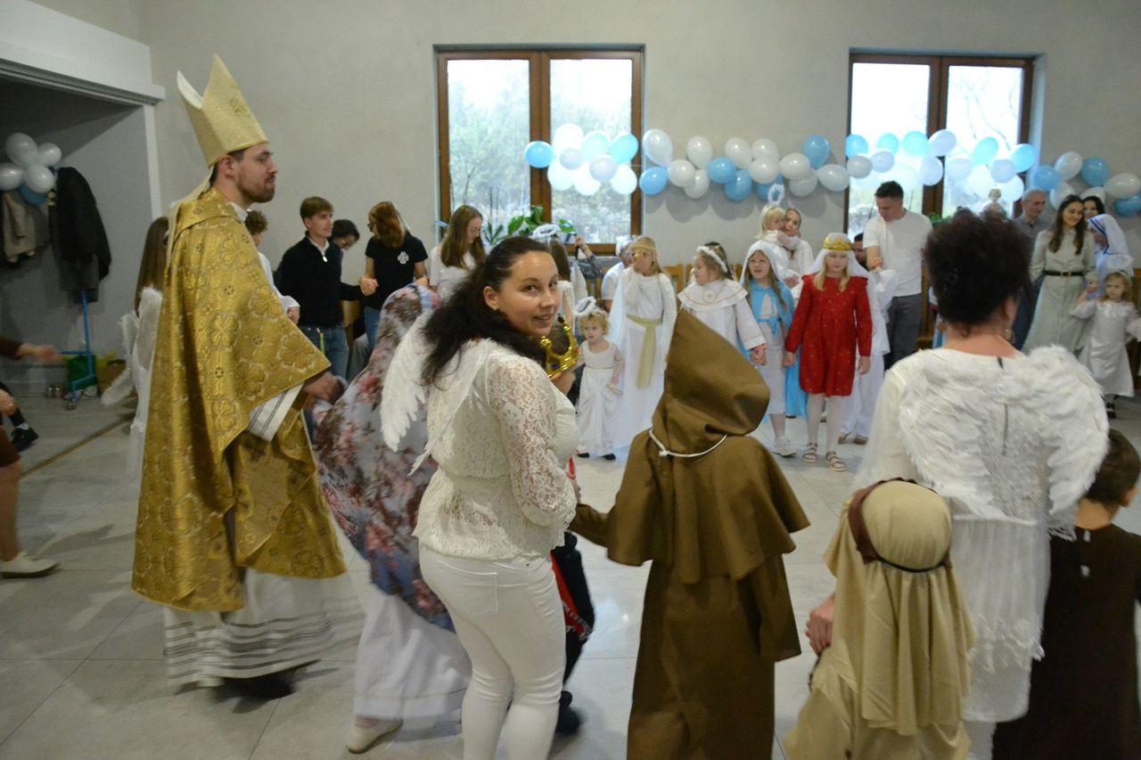Lipno: Bal Wszystkich Świętych w parafii Bł. M. Kozala był okazją do dobrej zabawy