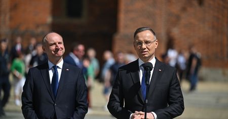 Prezydent "ratuje" swojego ministra. Czy to wystarczy do objęcia mandatu w Brukseli?
