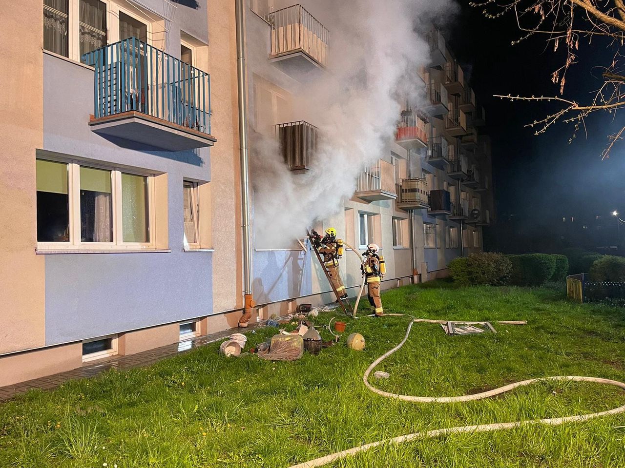 Wybuch i pożar w bloku. Akcja strażaków w Kętrzynie