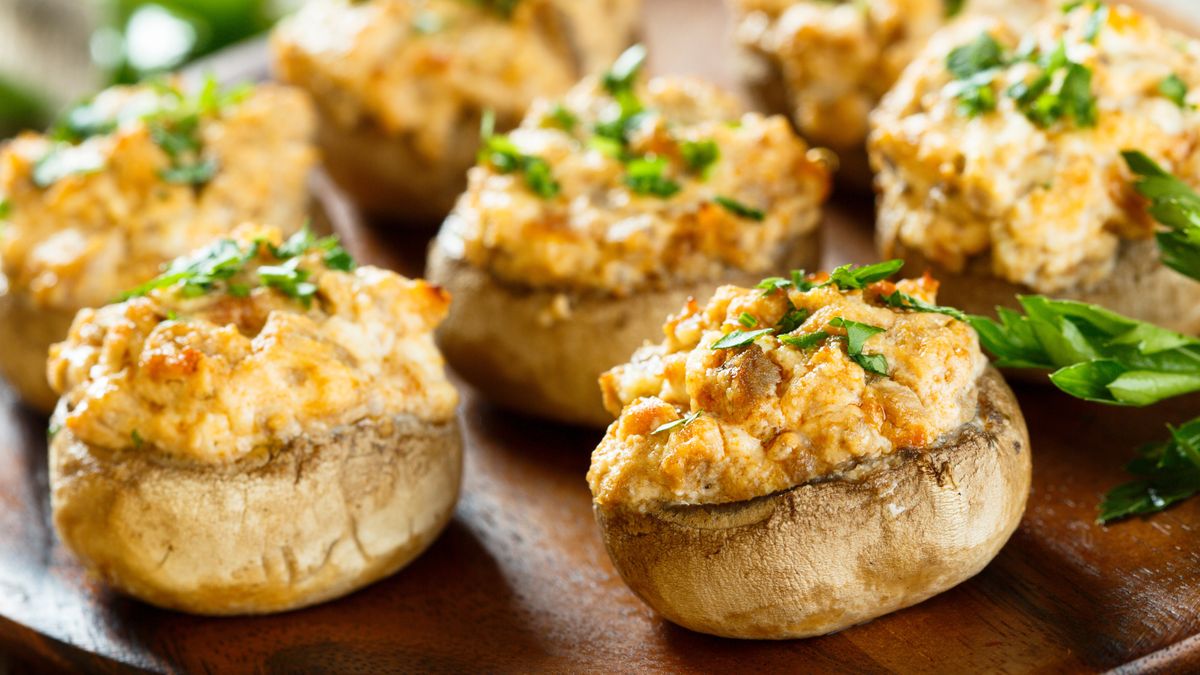 Pieczarki faszerowane - przepis z jajkami