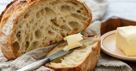 Zajadamy się na potęgę, nie myśląc o skutkach. Te produkty rujnują wątrobę