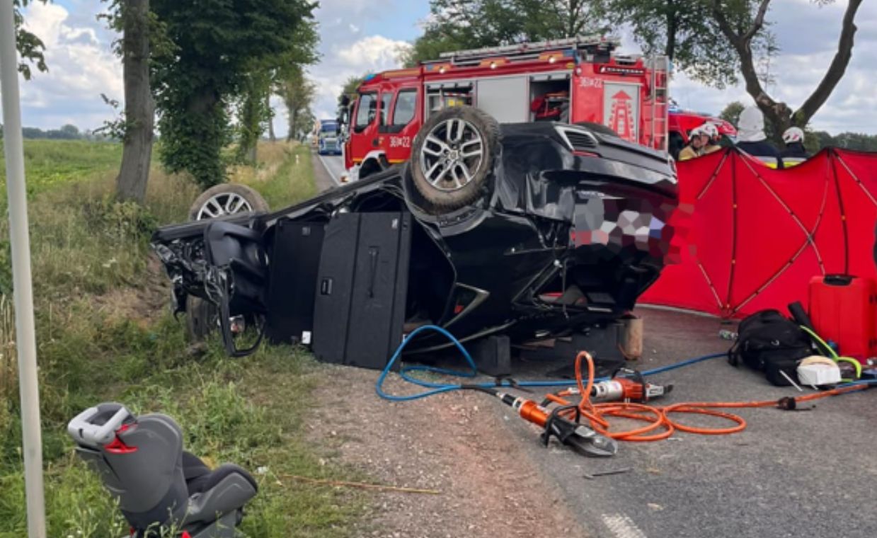 W tragicznym wypadku zginął kierowca, troje pasażerów trafiło do szpitala