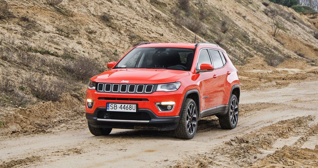 Jeep Compass to SUV, który zapewnia całkiem niezłą zdolność do pokonywania terenu.