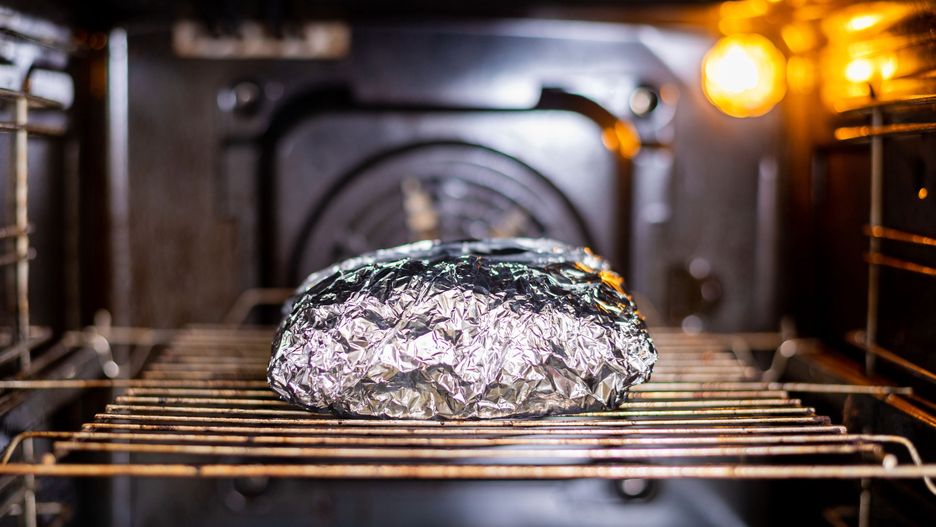Mięso owinięte w folię aluminiową