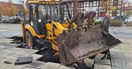 Operator koparki pojechał na skróty. Utknął w fontannie
