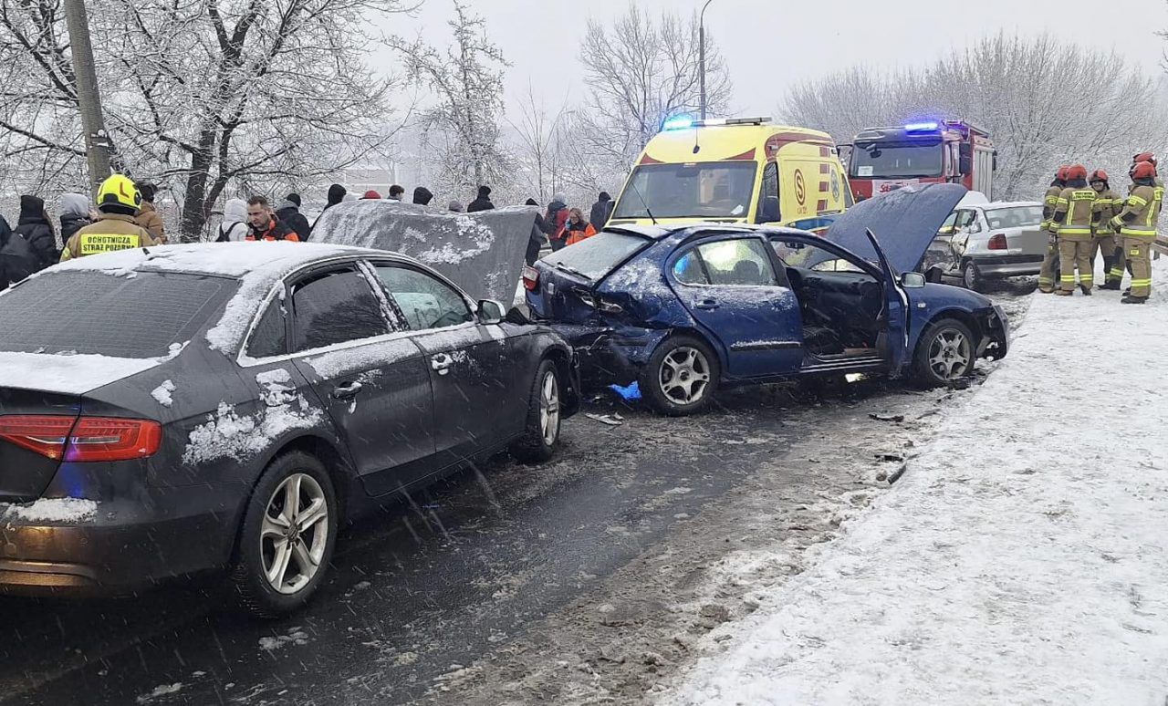 Pijana kobieta doprowadziła do groźnego wypadku. Cztery osoby w szpitalu, w tym trójka dzieci