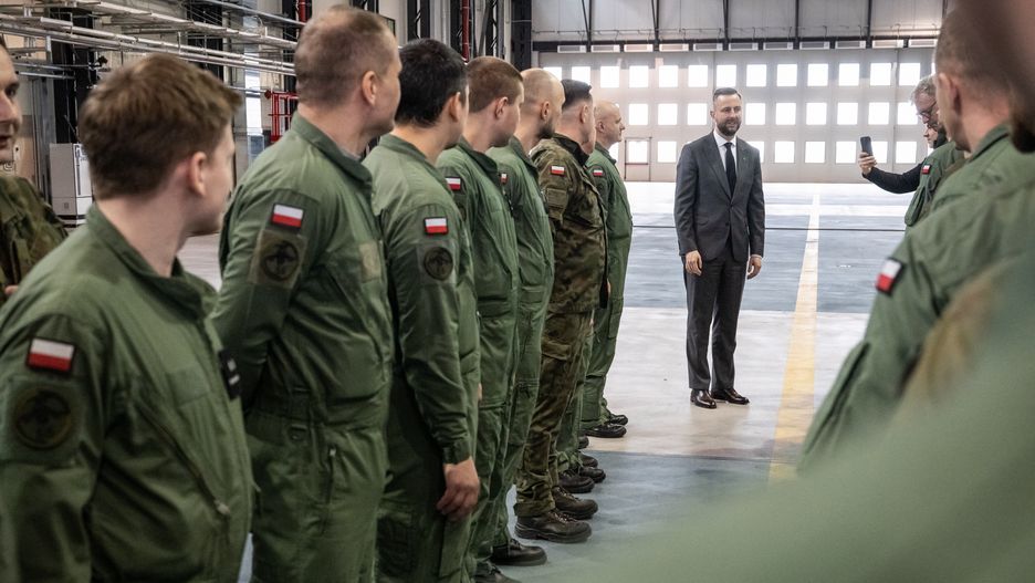 W�adys�aw Kosiniak-Kamysz
Tytus �mijewski
AH 64E, AH-64E, Apache, lotnisko, MON, podpisanie, polityk, umowa, umowy, W�adys�aw Kosiniak Kamysz, wojskowe, baza lotnicza, bezpiecze�stwo, si�y zbrojne, uzbrojenie, wojsko polskie, wojska l�dowe, wojskowa baza lotnicza, �o�nierz, �o�nierze, wizyta krajowa
