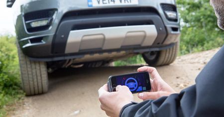 Range Rover pokonuje bezdroża przy użyciu smartfona