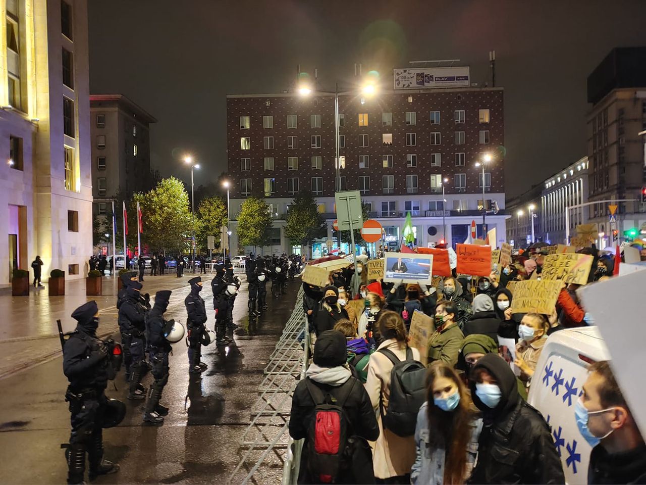 Tłum protestujących został odgrodzony barierkami.