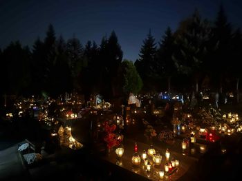 Łódź: Wieczorne cmentarze zachwycają. Po zmroku tłumy odwiedzających