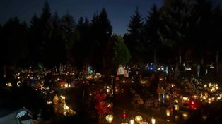 Łódź: Wieczorne cmentarze zachwycają. Po zmroku tłumy odwiedzających