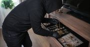 Oszuści zapukali do mieszkania 81-latki na Południu. Zginęła biżuteria