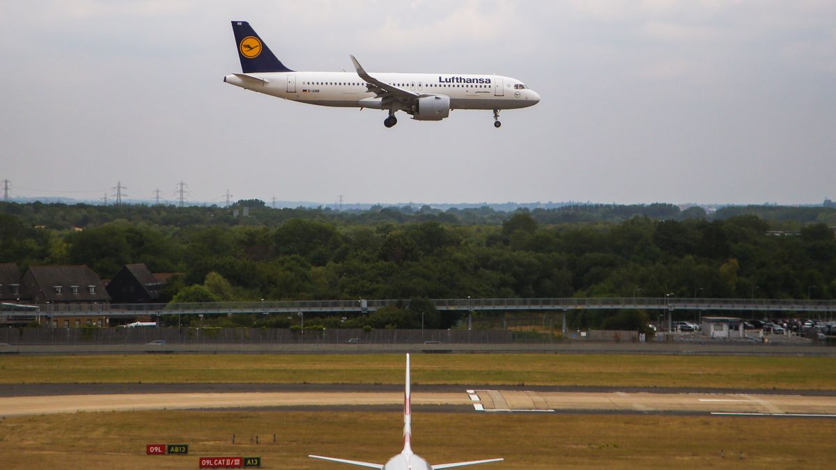 LONDON, UNITED KINGDOM - 2022/07/21: A Lufthansa, Airbus A320-271N approaches to land at London Heathrow Terminal 5 Airport. (Photo by Dinendra Haria/SOPA Images/LightRocket via Getty Images)