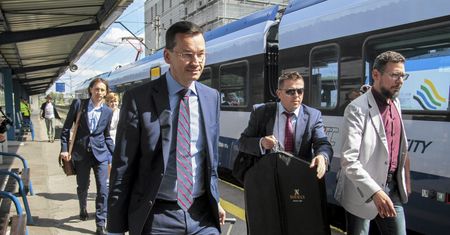 Premier naciska, by PKP Intercity obniżyło ceny biletów. "Chcemy doprowadzić do tego w ciągu dwóch tygodni"
