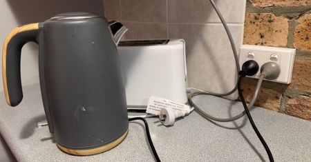 Polacy korzystają z nich codziennie. Ekspertka ostrzega przed takimi czajnikami