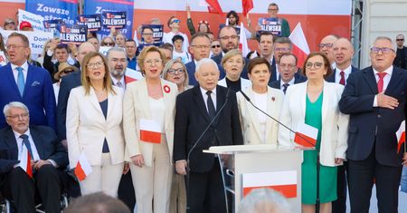 Kaczyński osłabia szanse kandydata PiS, który ma poparcie Dudy. Prezydent wkracza do gry