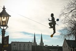 Częstochowa. Stary Rynek w nowej odsłonie, rozpoczął się montaż rzeźb balansujących