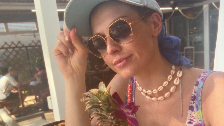 Julia Kamińska pozuje w bikini i pałaszuje ananasa. Nawet NA WAKACJACH PRACUJE. Fani: "Czasami warto odpocząć" (FOTO)