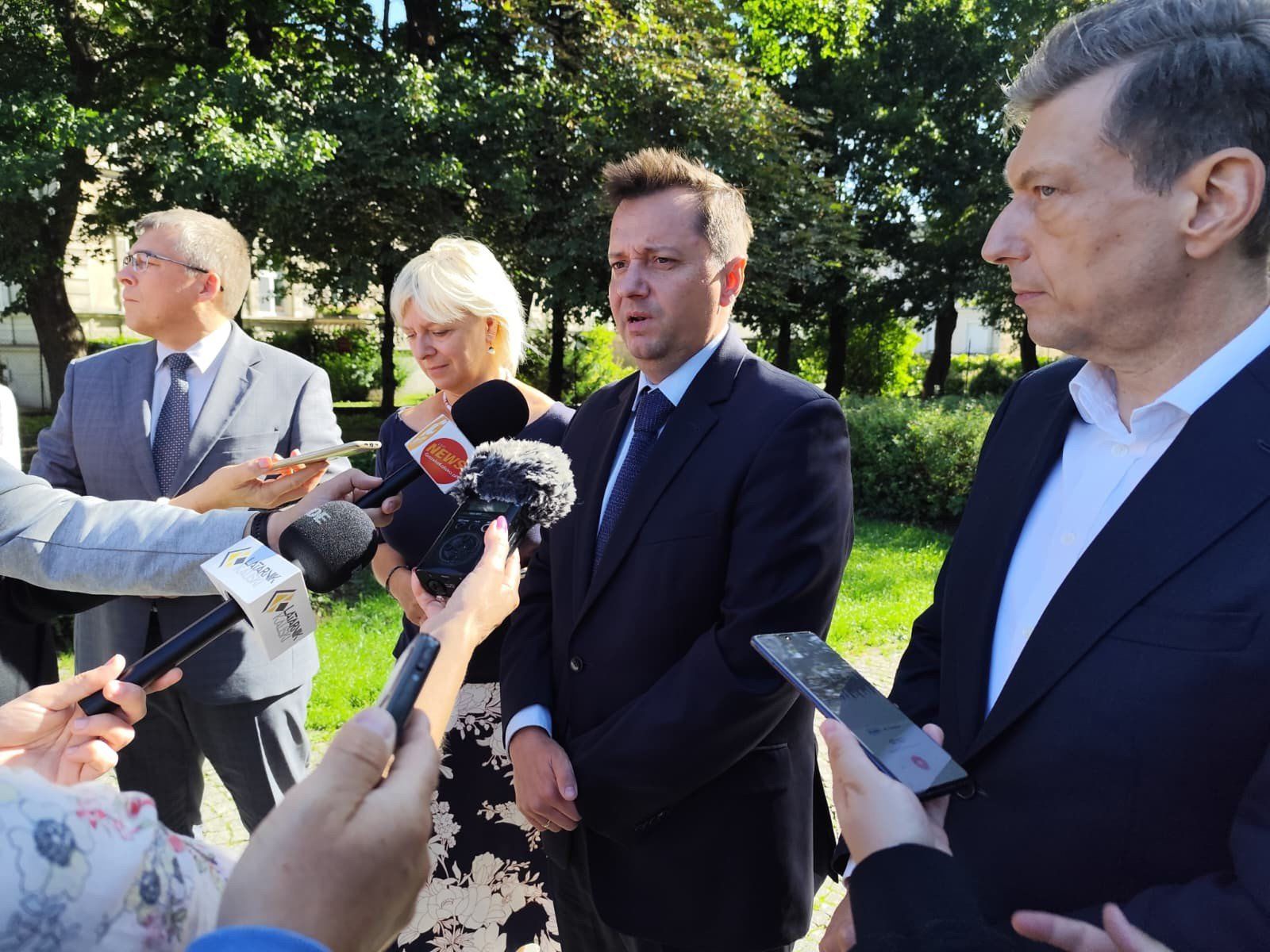 16.09.2025 r. konferencja prasowa posła Mariusza Witczaka oraz prezesa Wód Polskich Mateusz Balcerowicz i specjalistów: Kingi Krauze z Europejskiego Regionalnego Centrum Ekohydrologii PAN i Tomasza Jurczyka z Uniwersytetu Łódzkiego