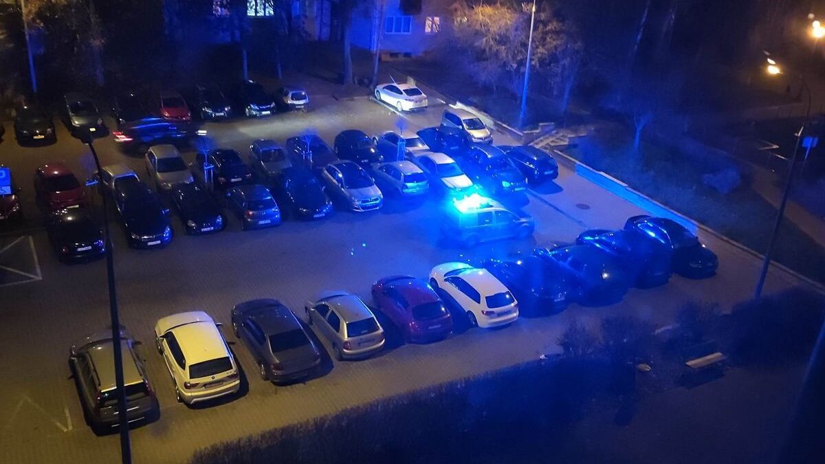 Interwencja patrolu policji do agresywnego mężczyzny