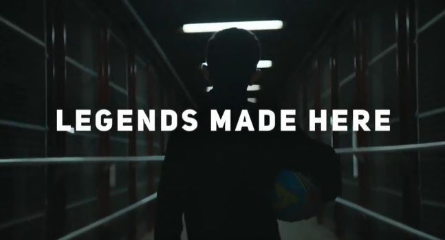 Legendarni piłkarze i młodzi zawodniczy w kampanii FIFA na mundial (wideo)