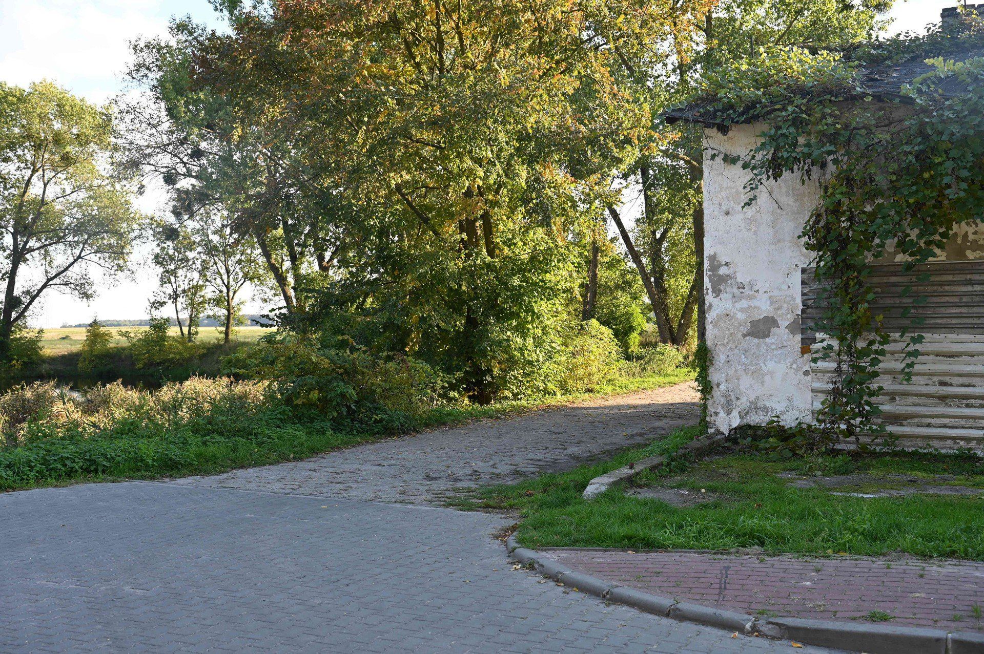 Aby do niej dotrzeć, trzeba udać się na koniec zabudowań.