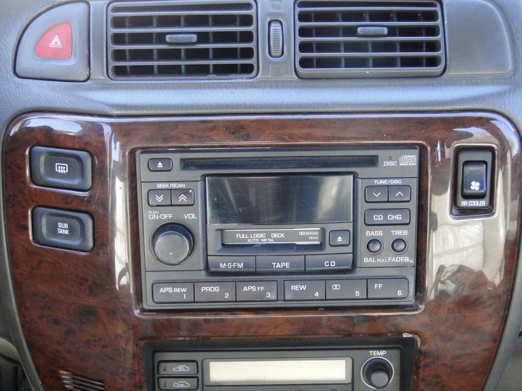 Oryginalne radio w rozmiarze 2din ze sterowaniem zmieniarką na 6CD, która znajduje się w bagażniku