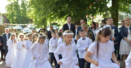Prezenty dla gości komunijnych. "Nie chcę mieć na lodówce zdjęcia cudzego dziecka"