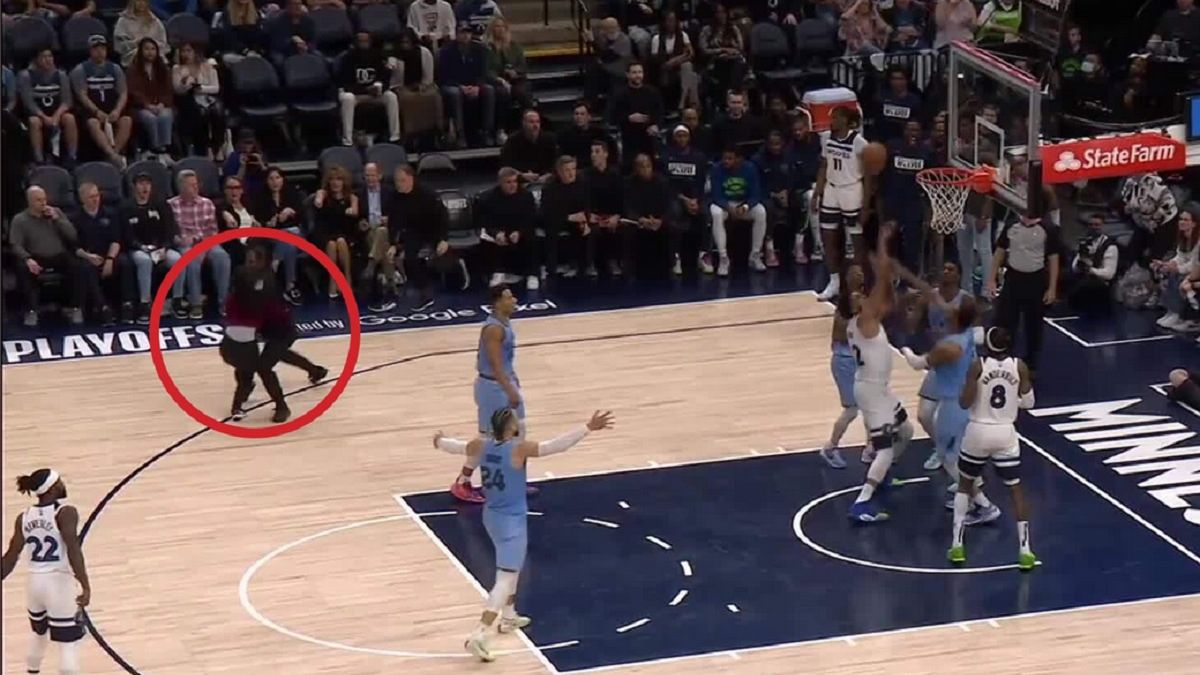 Fanka wyprowadzona przez ochronkę