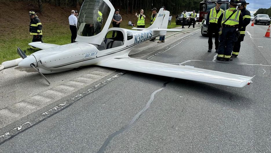 Samolot wylądował na autostradzie