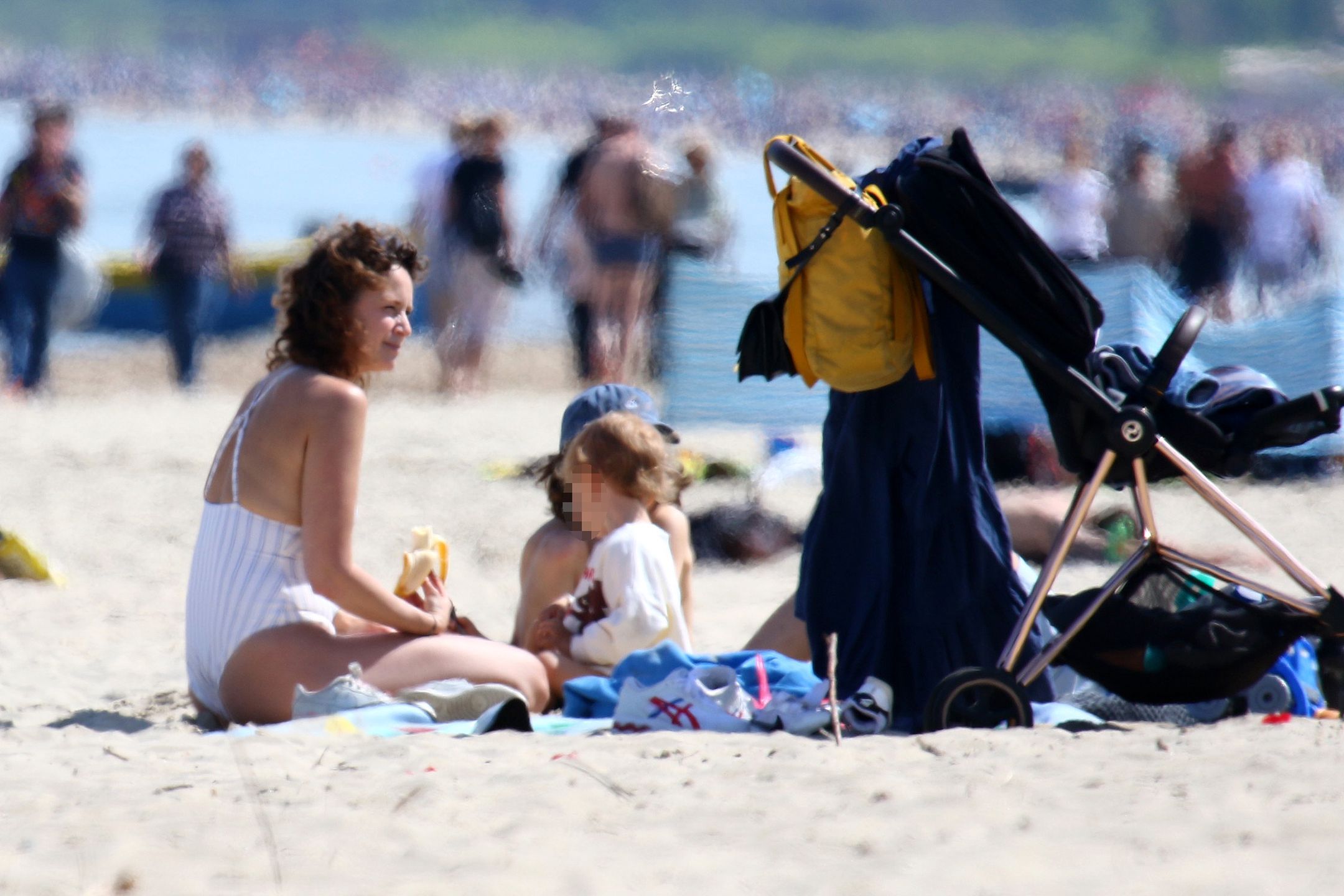 Monika Mrozowska z dziećmi na plaży