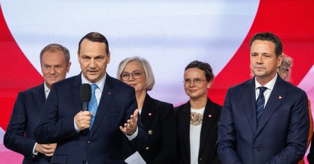 Kto lepszy na kryzys? Wyborcy PiS wskazali Sikorskiego