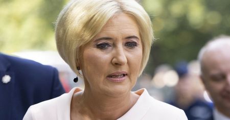 Wskoczyła w sandały. W Portugalii uwagę przykuwały jej stopy