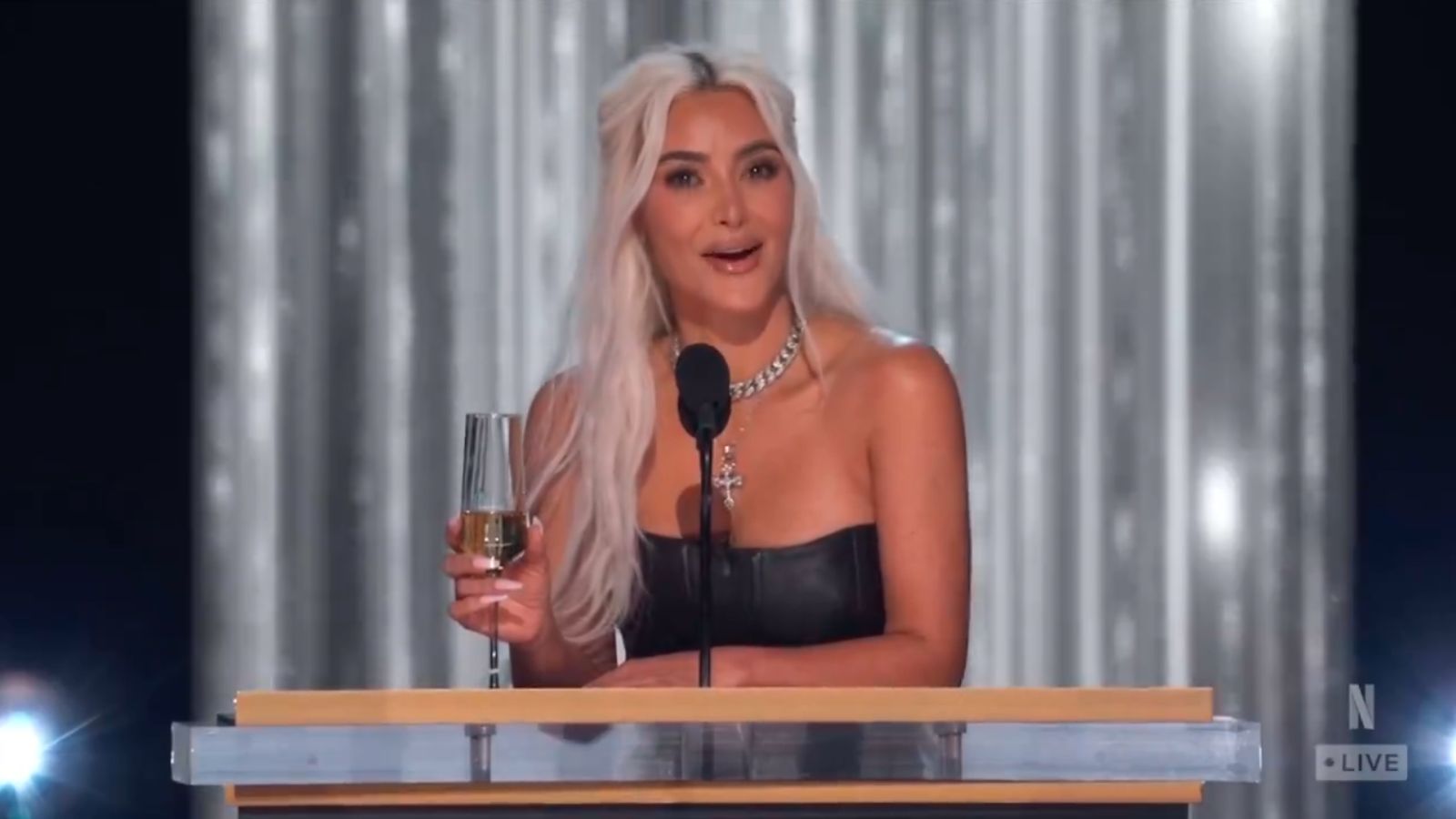 Kim Kardashian wybuczana na scenie. Tak zareagowała