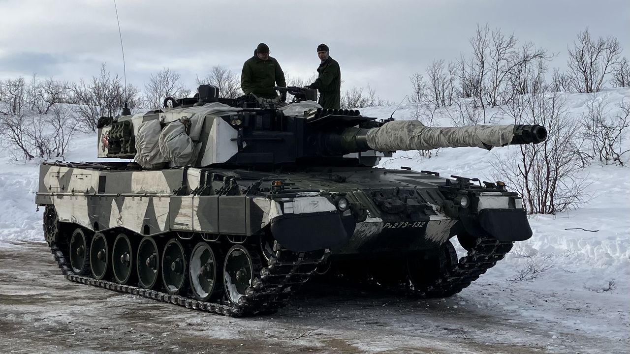 Fińscy żołnierze na czołgu Leopard 2A4 uczestniczący w manewrach Nordic Response