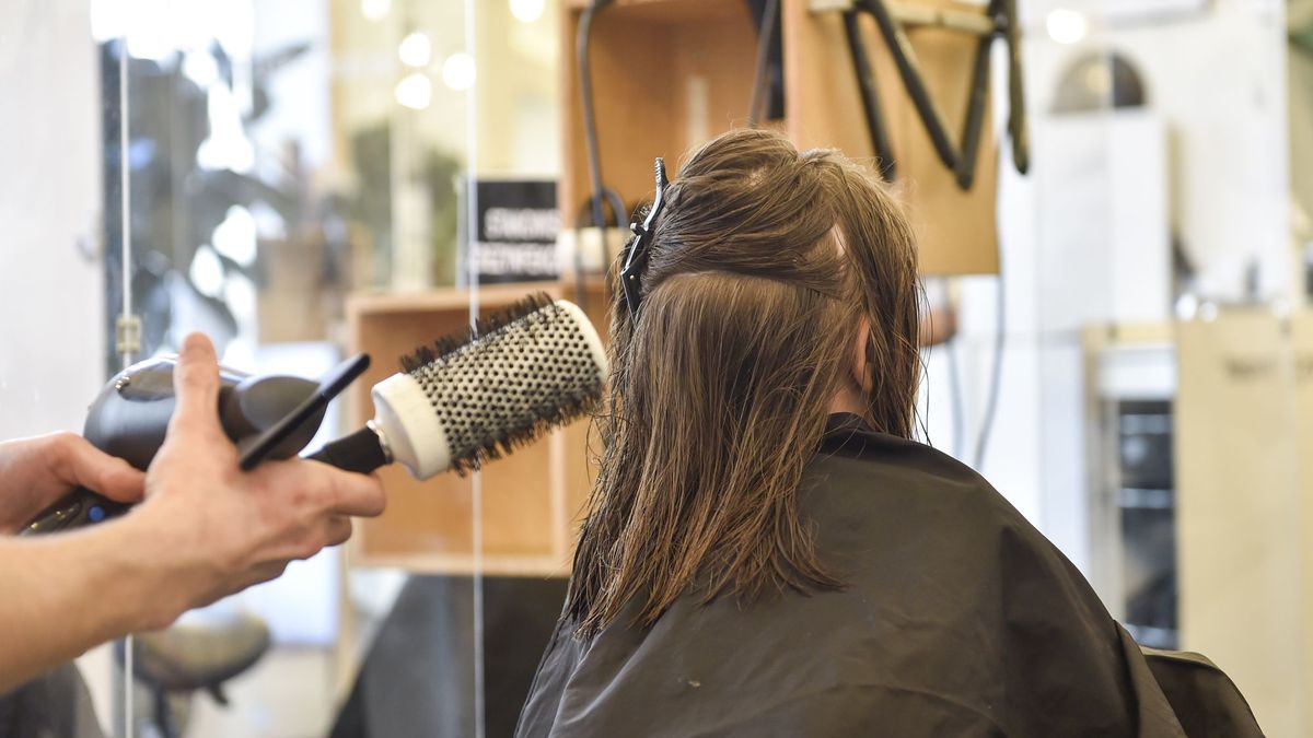 Fryzjerka podczas pracy w salonie fryzur. Zdjęcie ilustracyjne.