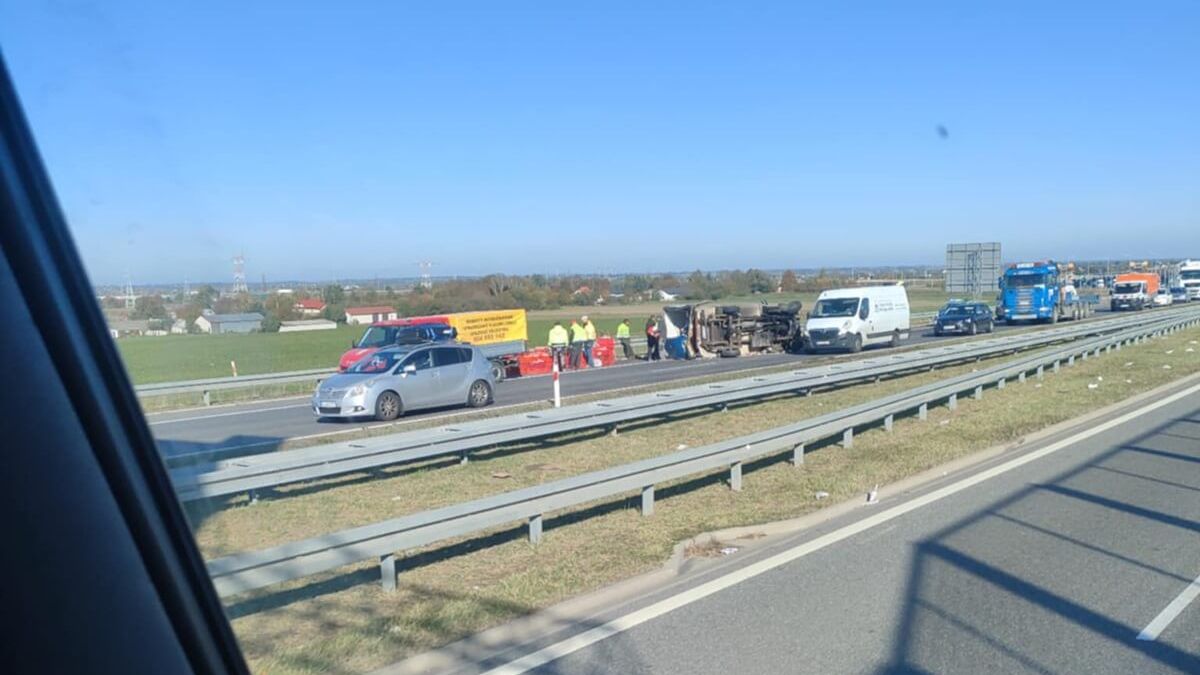 „Lublinek” przewrócił się po zderzeniu z mercedesem na S12