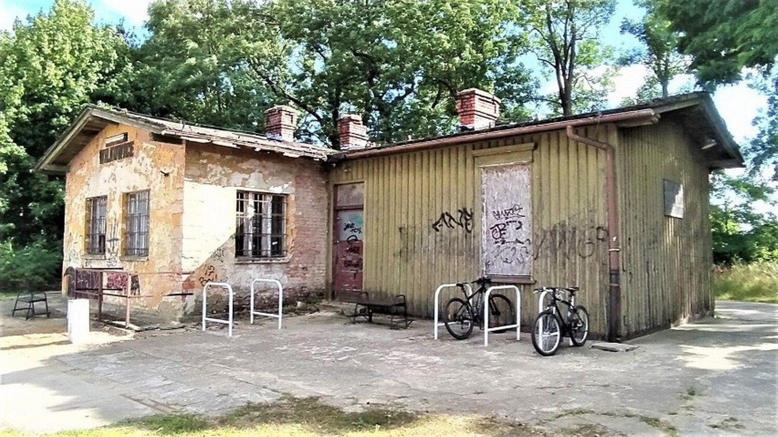 Zamknięty dworzec w Wilkowicach