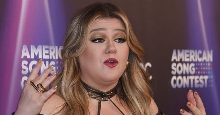 Nowe zdjęcia Kelly Clarkson szokują! Piosenkarka bardzo SCHUDŁA i jest nie do poznania. Imponująca przemiana? (ZDJĘCIA)