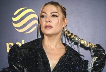 Narożna kręci nowy klip. Wskoczyła w obcisły kombinezon z koronką