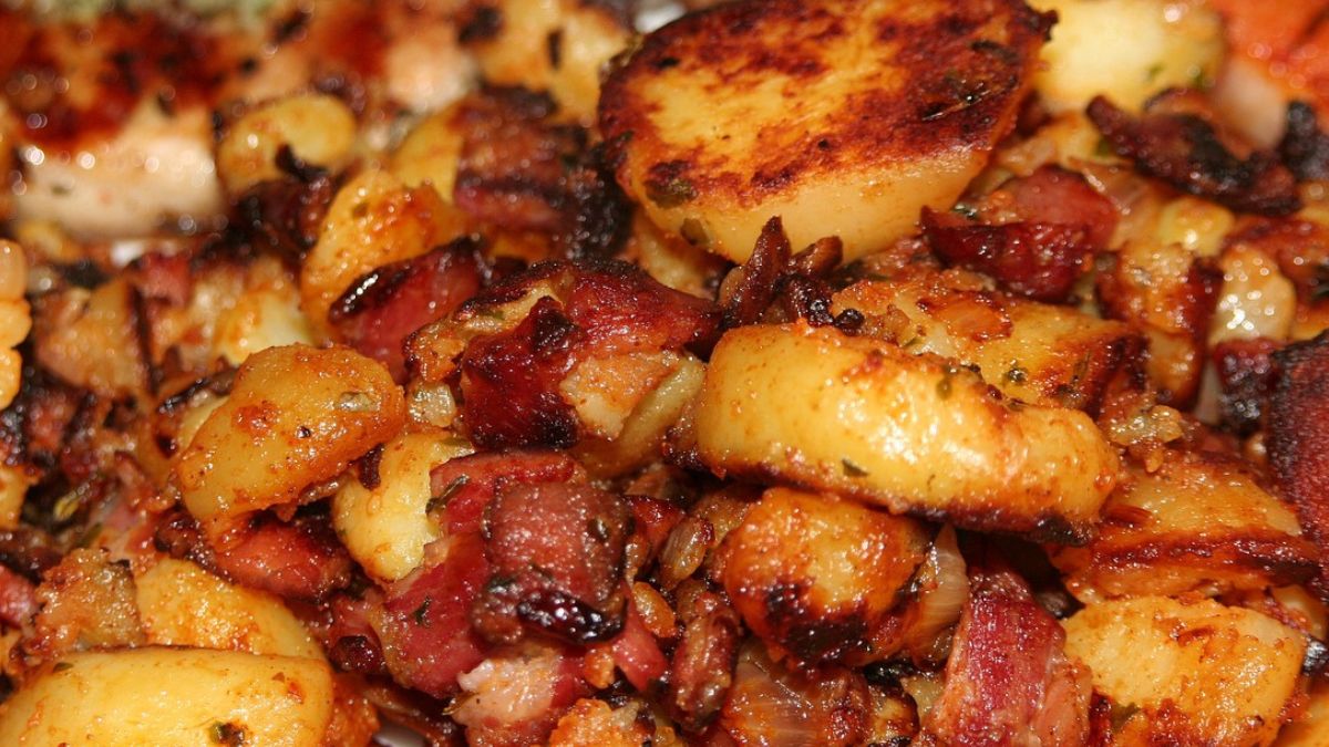 Porębskie prażonki to prosta potrawa, z którą wiąże się zwyczaj biesidaniowania przy ognisku